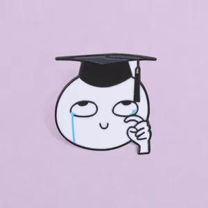 Grappige Mortarboard Huilend Personage Geëmailleerde Broche Cartoon Afstudeerseizoen Badge Metalen Lapel Pin Kleding Decor