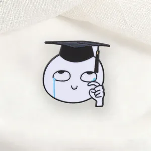 Afstudeerhoed huilend gezicht metalen emaille broche pin schattige cartoon badgemode accessoire
