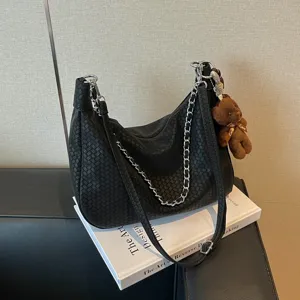 Schwarze geflochtene Umhängetasche für Damen, elegante Beuteltasche mit Kette & Bärenanhänger.