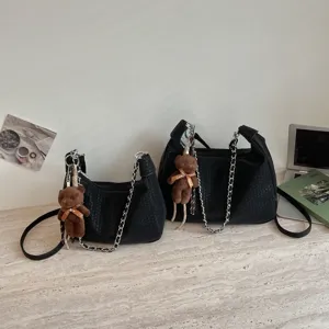 Schwarze geflochtene Umhängetasche Damen große Kapazität Freizeittasche mit Kette und Bärenanhänger