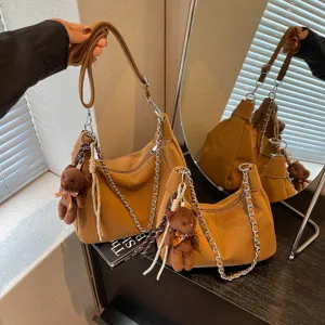 Braune Hobo Schultertasche für Damen, schicke geflochtene Umhängetasche mit Kette und Bärenanhänger.