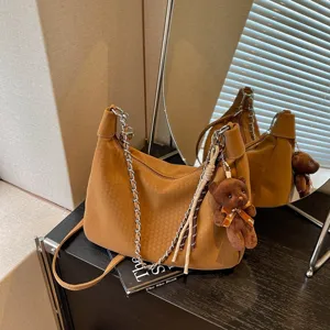 Stilvolle braune gewebte Schultertasche fuer Damen, grosse Kapuzentasche mit Kettengurt.