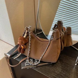 Braune geflochtene Umhängetasche mit Kette und süßem Bärenanhänger für Damen im Alltag.