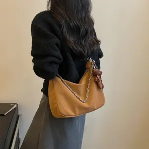 Schicke braune geflochtene Umhängetasche für Damen, große Hobo-Tasche mit Kette.