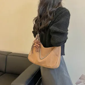 Elegante Damen Umhängetasche geflochten mit Kette und Bärenanhänger, große Kapazität Tasche.