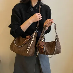 Geflochtene Umhängetasche für Damen, stilvolle Hobo-Tasche mit Kettengurt und süßem Bären-Anhänger.
