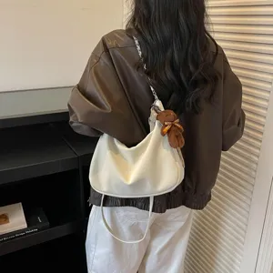 Stilvolle weiße minimalistische Schultertasche mit Kette und süßem Bären-Anhänger.
