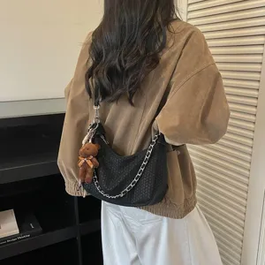 Einfache schwarze gewebte Umhängetasche für Damen, große Pendler-Handtasche für den Sommer.
