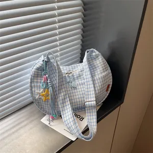 Vista dettagliata della borsa a tracolla casual a quadri blu, leggera e chic.