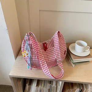 Borsa a tracolla a quadri rossi e bianchi, borsa in tela casual con dettaglio pendente a stella.