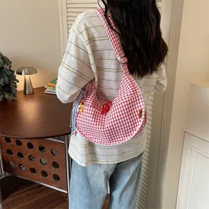 Borsa a tracolla dumpling a quadri rosso e bianco casual, borsa in tela leggera per tutti i giorni.