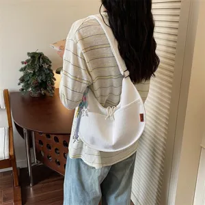 Borsa a tracolla casual bianca a forma di raviolo con tasca frontale con coulisse e ciondoli.