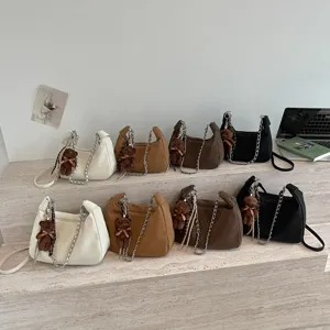 Stilvolle Damen Umhängetasche Schultertasche mit Kettengurt und süßem Bärenanhänger.