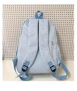Vue détaillée du sac à dos bleu clair avec imprimé étoiles argentées et bretelles réglables.
