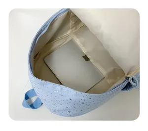 Vue détaillée de l'intérieur du sac à dos avec doublure spacieuse et compartiment pour tablette.