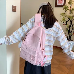 Vue détaillée sac à dos rose imprimé étoiles, cartable décontracté pour étudiants.