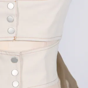 Top sans manches beige élégant et décontracté vue détaillée avec boutons-pression métalliques.