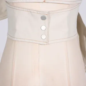 Vue détaillée du débardeur d'été décontracté pour femme, avec coutures contrastées.