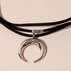 Vue detaillee du collier avec pendentif corne de lune argente sur cordon noir elegant