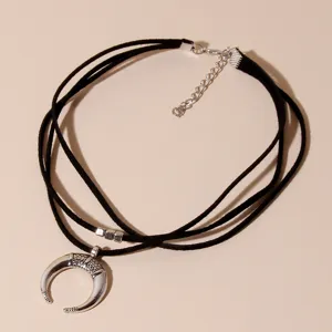 Collier ras de cou multicouche en velours noir avec pendentif croissant argenté