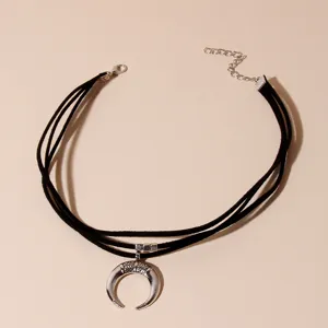 Collier ras du cou noir multi-brins en suédine avec pendentif lune croissant argenté.