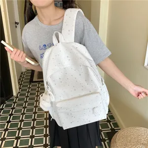 Vue détaillée du sac à dos blanc imprimé d'étoiles pour l'utilisation quotidienne.