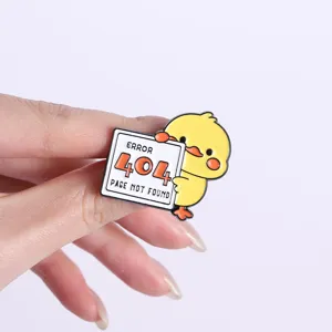 Detail van de schattige programmeur 404 fout eend emaille speld, met fijne metalen afwerking.