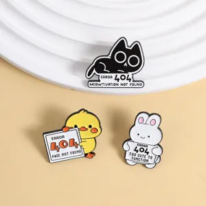 Close-up detail van grappige error 404 cartoon dier metaal broches met kat eend konijn en details.