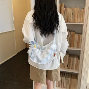 Vista dettagliata della borsa a tracolla casual a quadri blu e bianchi, elegante pratica.