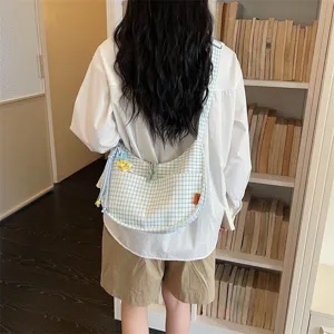 Vista dettagliata di una borsa a tracolla a quadri casual da donna, ideale per l'uso quotidiano.