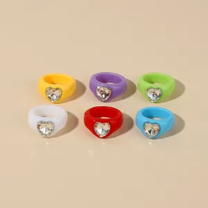 Fashion Acrylic Resin Heart Finger Ring Minimalist Geometric Rhinestone Inlaid Chunk Statement Ring For Women Daily Party Jewelry Gift