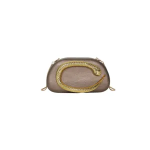 Μεταλλική βραδινή τσάντα clutch με χρυσό φίδι στολίδι και αλυσίδα για κομψές γυναίκες.