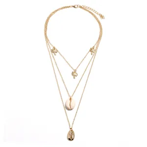 Collar dorado multicapa con bonitos colgantes de palmeras y conchas para estilo de playa.