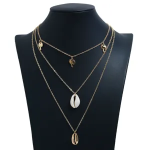 Collar multicapa de aleación dorada con encantadores dijes de concha y palmera para estilo.