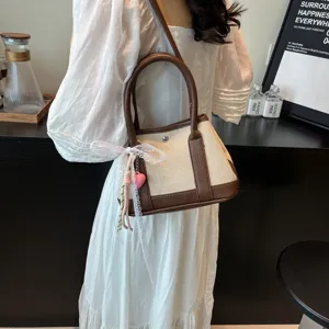 Bolso de lona casual para mujer con cinta de encaje delicada y colgante de corazón rosa.