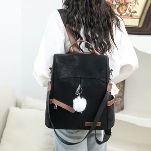 Vue détaillée du sac à dos minimaliste pour femme avec pendentif boule pelucheuse