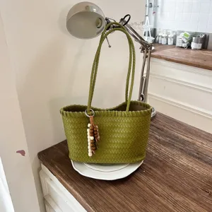 Πράσινη πλεκτή δερμάτινη τσάντα ώμου casual minimal tote τσάντα μόδας με κρεμαστό από χάντρες.