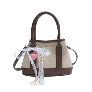 Bolso cubo de lona para mujer, bolso cruzado casual y elegante con bonito colgante de corazón.