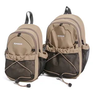 Details des kakifarbenen Freizeitrucksacks mit Netztasche vorne, Gummizug und Reissverschluss.
