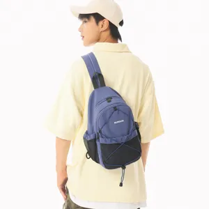Detailaufnahme eines lässigen blauen Rucksacks mit Netztaschen und Kordelzug am Model.