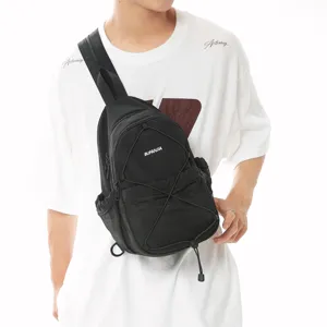 Nahaufnahme einer schwarzen taktischen Umhängetasche mit Netztasche und elastischen Kordeln.