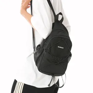Lässiger Nylon Rucksack für Damen, leichter, multifunktionaler Tagesrucksack mit Netztaschen.