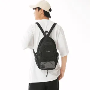 Detailansicht des schwarzen Freizeitrucksacks mit Netztasche vorne und verstellbaren Trägern.
