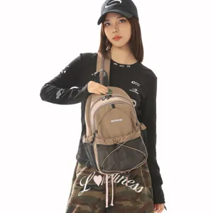 Brauner lässiger Rucksack mit Front-Netztasche und komfortablem Design für den Alltag.