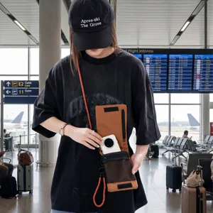 Dettaglio della mini borsa a tracolla marrone in tela con pratico design multi-tasche.