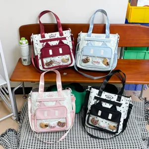 Vue détaillée des grands sacs fourre-tout en quatre couleurs avec poches d'oreilles de chat.