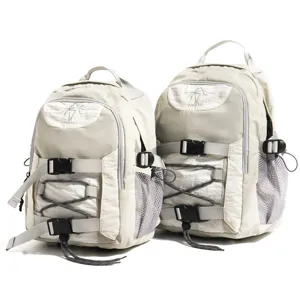 Detalles de la mochila de viaje beige con hebillas resistentes, correas ajustables y bolsillos de red.