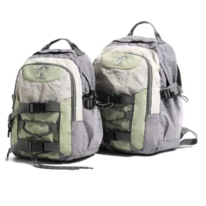 Vista detallada de la mochila informal retro con elegante bordado de palmera y correas.