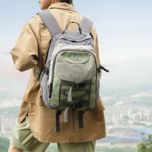 Vista detallada de la mochila casual de exterior con gráfico de palmera y correas grises.