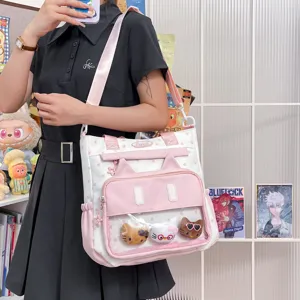 Vue détaillée du sac cabas blanc et rose avec oreilles de chat et poche transparente avec peluches.